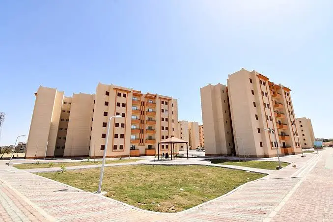 ​تستعد وزارة الإسكان والمرافق والمجتمعات العمرانية خلال ساعات لفتح باب التقديم لعموم المواطنين لحجز شقق الإيجار التمليكي 2026، وذلك عقب انتهاء المرحلة الأولى المخصصة لذوي الهمم. يأتي هذا الطرح الضخم ضمن المبادرة الرئاسية «سكن لكل المصريين 9»، بهدف توفير وحدات سكنية ملائمة ومستقرة لمنخفضي ومحدودي الدخل بأسعار مناسبة ونظام سداد ميسر.