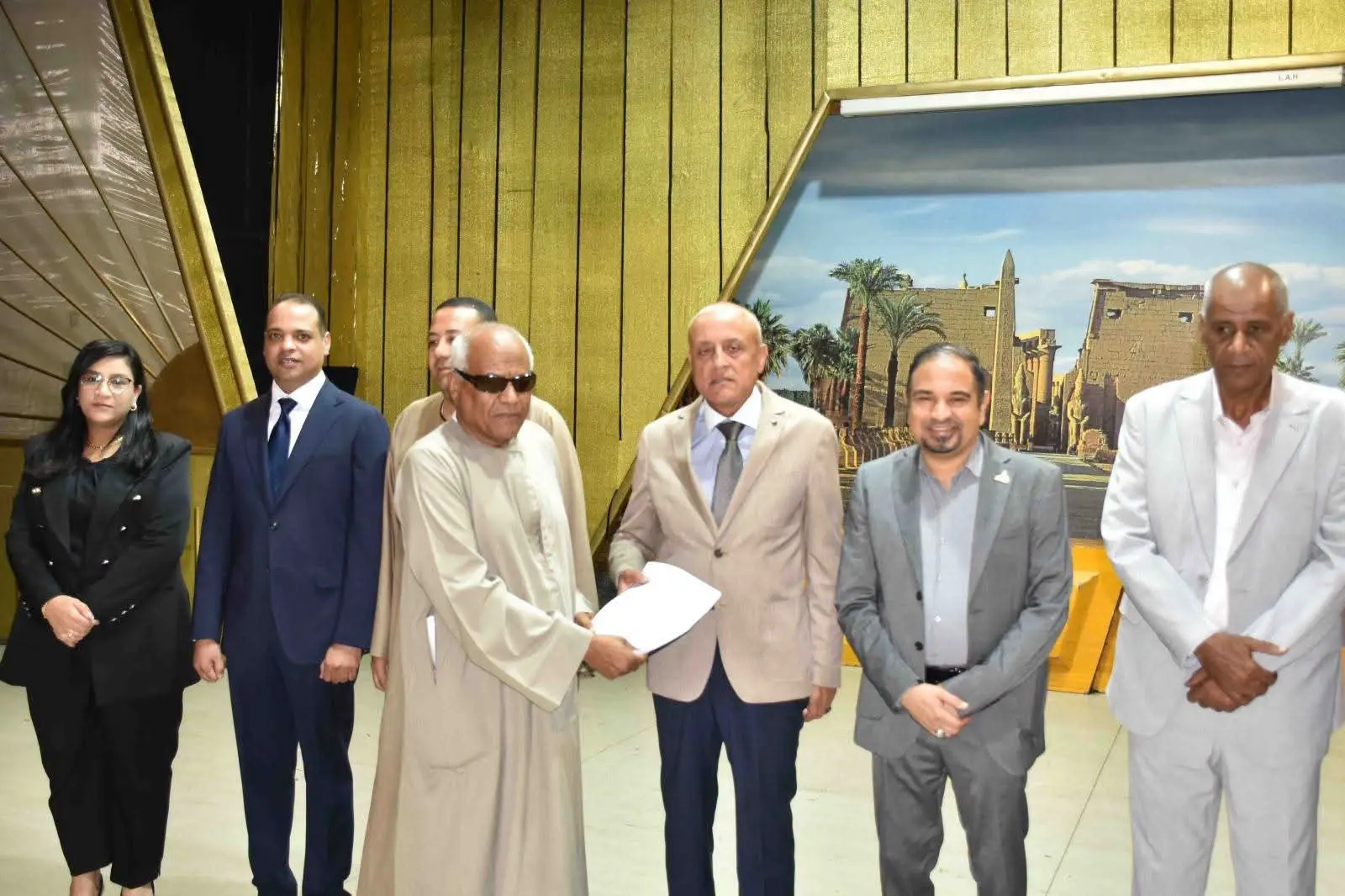 بعد 20 عامًا من الانتظار.. تسليم 573 قطعة أرض لأهالي قرنة مرعي بالأقصر