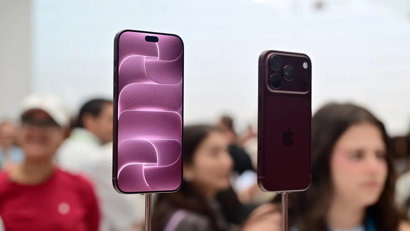 ​حسمت المراجعات الأولية لهاتف «iPhone 18 Pro Max» مكانته كأقوى هاتف تقليدي قدمته شركة أبل حتى الآن. ورغم منحه تقييم 4 درجات من أصل 5 كأفضل خيار رائد بالأسواق وفقًا لموقع AppleInsider، إلا أن هذا اللقب قد لا يدوم طويلاً؛ إذ يواجه الهاتف منافسة مرتقبة مع اقتراب طرح أول هاتف قابل للطي من الشركة باسم "iPhone Duo" في 23 أكتوبر 2026.