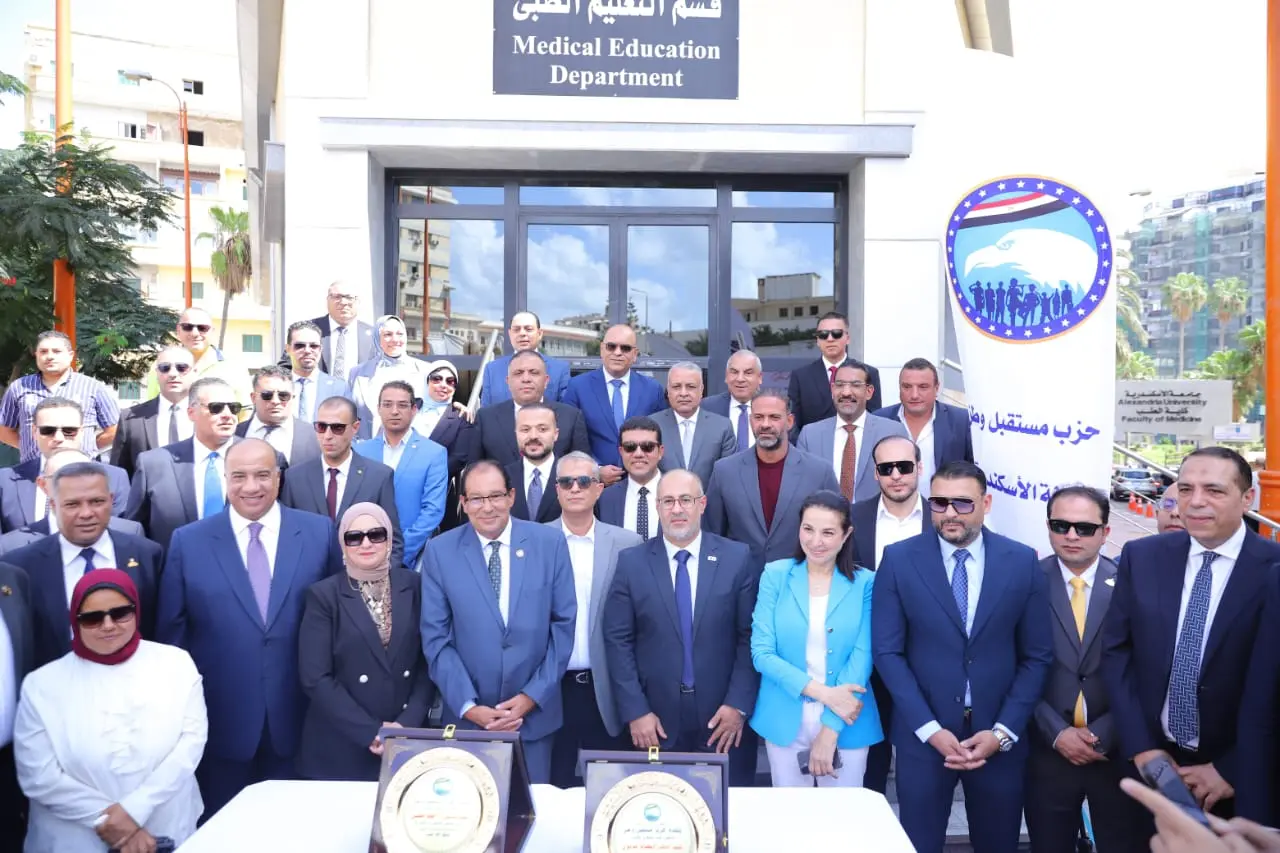 «مستقبل وطن» يكرّم رئيس جامعة الإسكندرية وعميد كلية الطب تقديرًا لجهودهما ودعم المستشفيات الجامعية - 1000817450