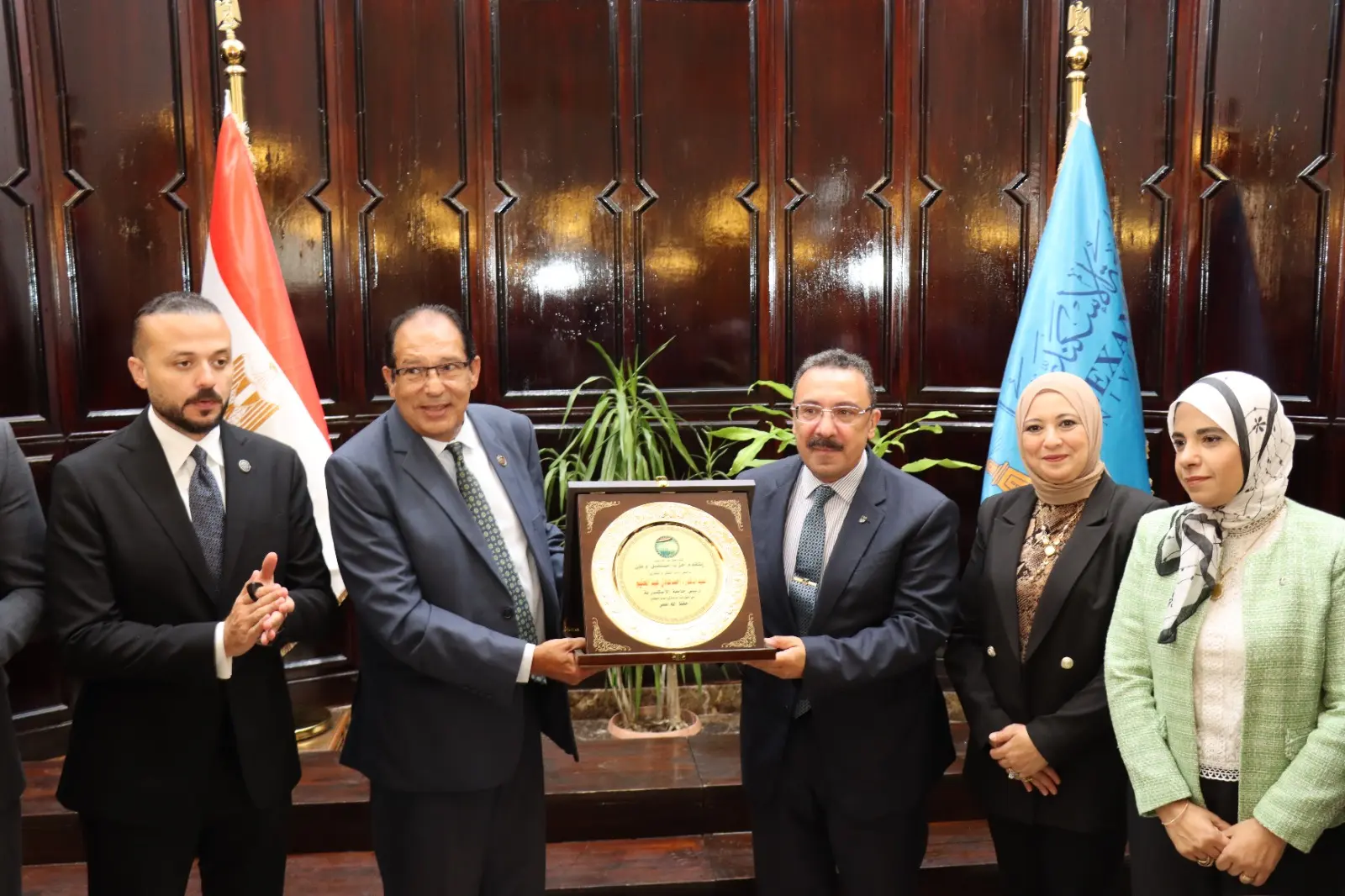 كرّم المهندس حسام الخولي، نائب رئيس حزب مستقبل وطن ورئيس الهيئة البرلمانية للحزب بمجلس الشيوخ، الدكتور أحمد عادل عبد الحكيم، القائم بأعمال رئيس جامعة الإسكندرية، والدكتور تامر عبد الله، عميد كلية الطب، تقديرًا لجهودهما في دعم القطاع الطبي والمستشفيات الجامعية، وتعزيز دور الجامعة في خدمة المجتمع وتقديم الرعاية الصحية للمواطنين.