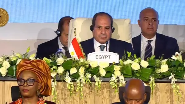الرئيس السيسي يؤكد رفض مصر التدخلات الخارجية في الشؤون الأفريقية ويدعو لاحترام سيادة الدول - 1000821725
