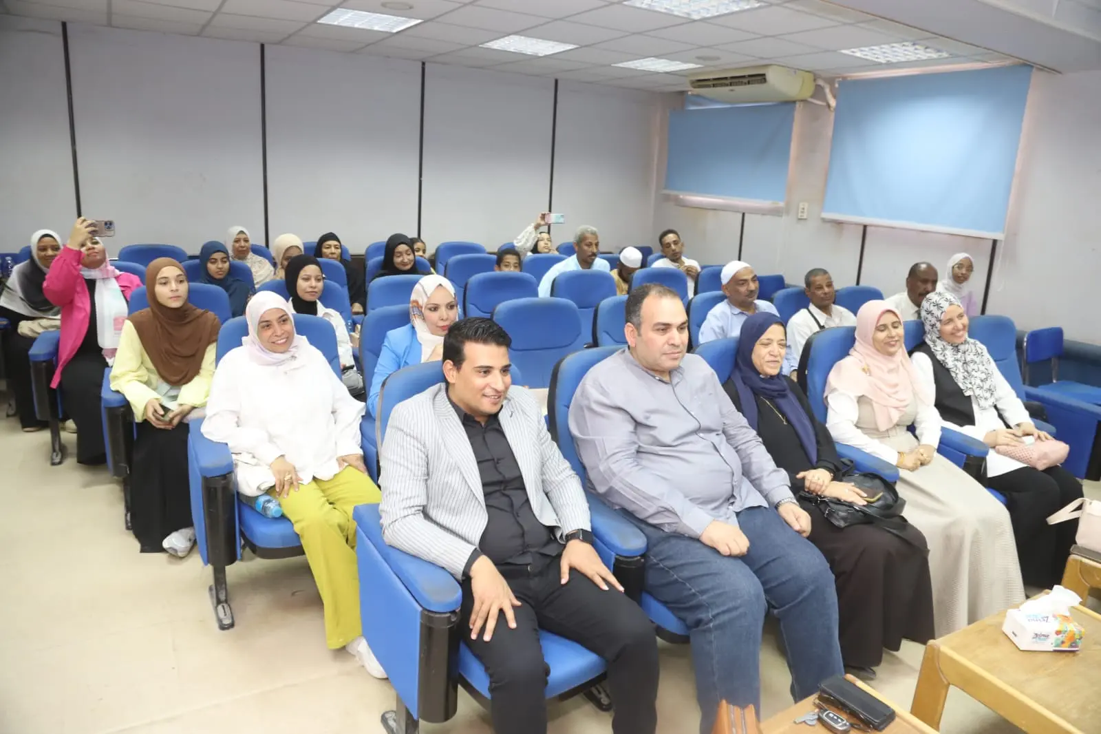 التكنولوجيا الحديثة في خدمة التعليم.. رسالة دكتوراه بجامعة قنا تقدم نموذجًا لتطوير أداء المعلمين