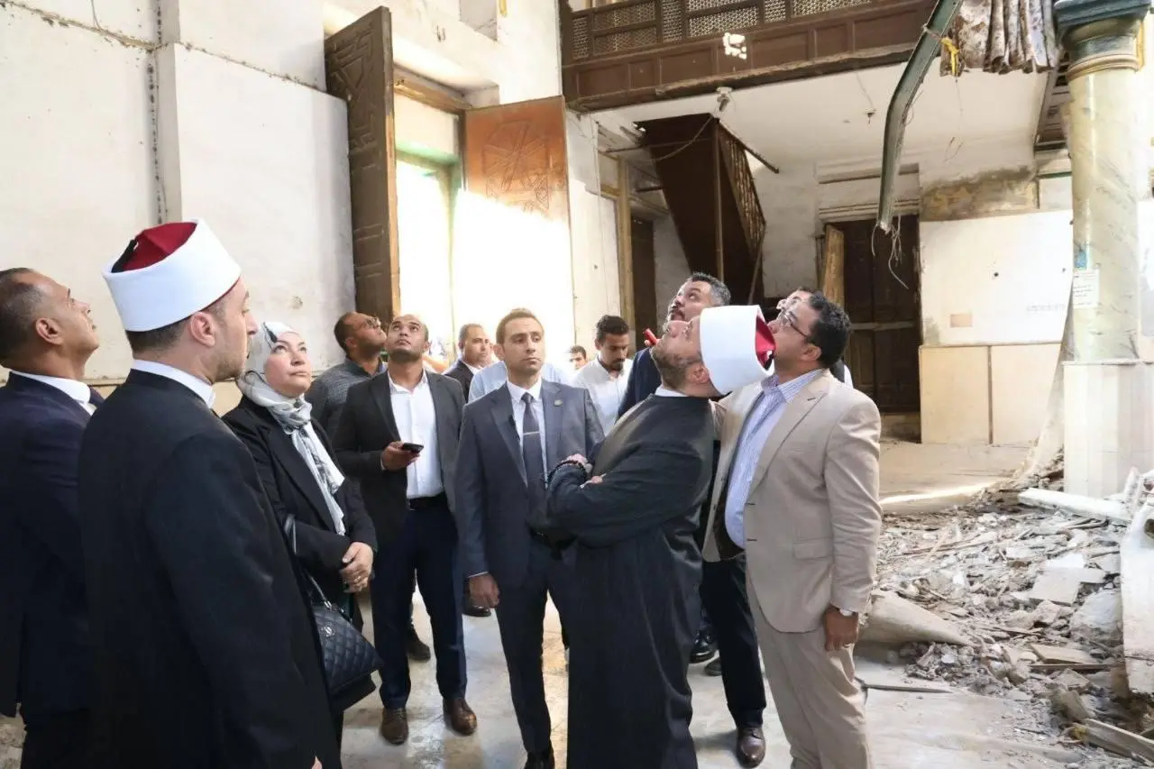 تفقد الدكتور أسامة الأزهري، وزير الأوقاف، مسجد ومقام العارف بالله السيد عبد الوهاب الشعراني بمنطقة باب الشعرية في القاهرة، تمهيدًا لبدء أعمال الصيانة والإحلال والتطوير الشامل للمسجد، وذلك في إطار التوجيهات الرئاسية الخاصة بتطوير مساجد آل البيت والأولياء والصالحين والحفاظ على قيمتها الدينية والتاريخية.