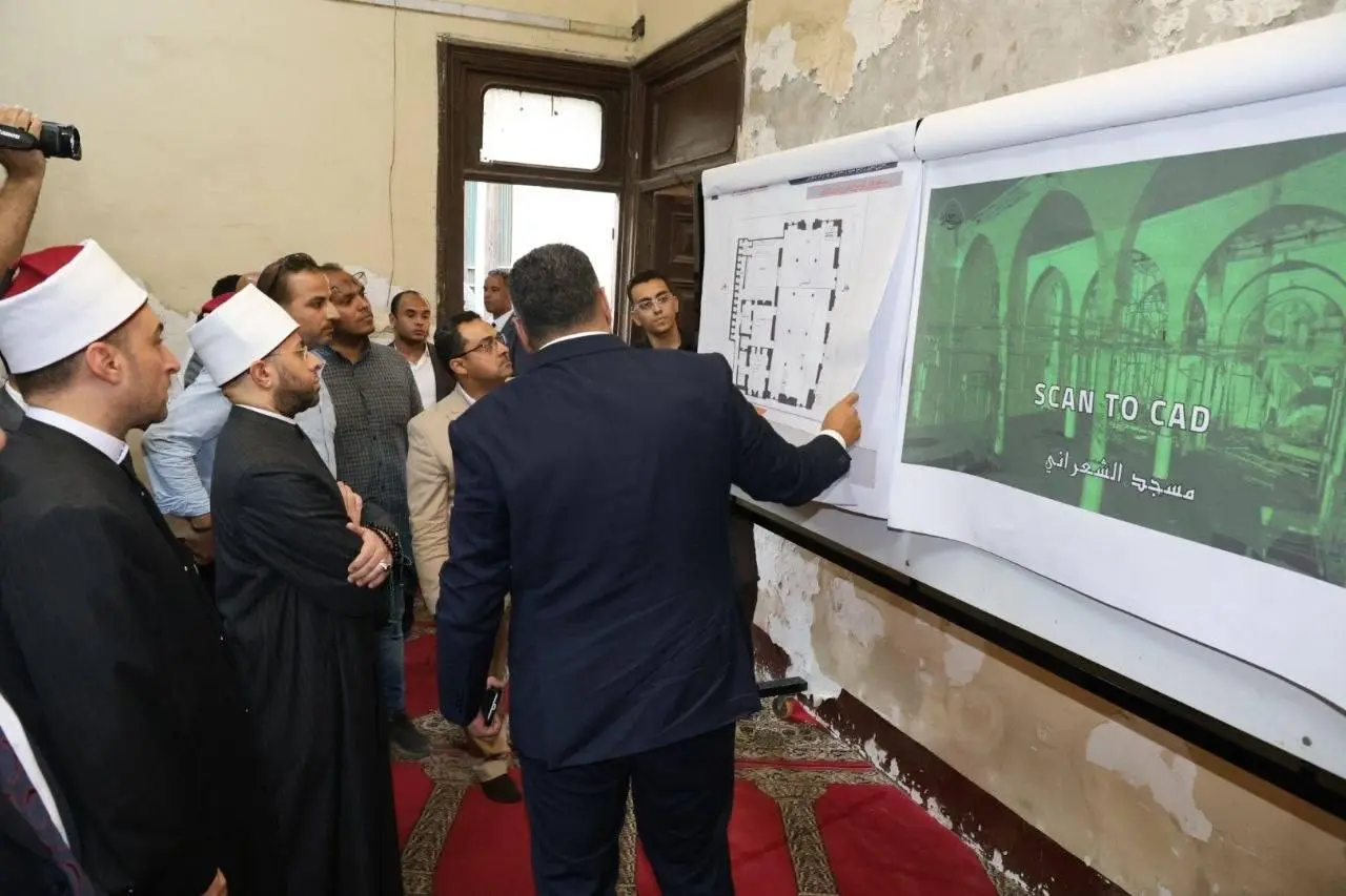 تفقد الدكتور أسامة الأزهري، وزير الأوقاف، مسجد ومقام العارف بالله السيد عبد الوهاب الشعراني بمنطقة باب الشعرية في القاهرة، تمهيدًا لبدء أعمال الصيانة والإحلال والتطوير الشامل للمسجد، وذلك في إطار التوجيهات الرئاسية الخاصة بتطوير مساجد آل البيت والأولياء والصالحين والحفاظ على قيمتها الدينية والتاريخية.