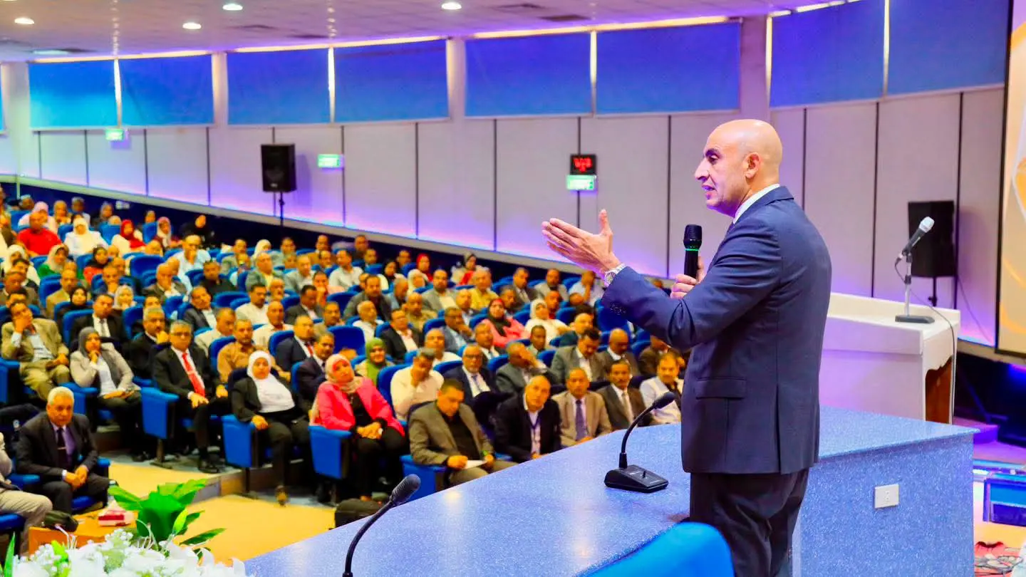 وزير التعليم خلال اجتماعه مع 1000 قيادة تعليمية بجامعة قنا: مدير المدرسة أهم عنصر في العملية التعليمية