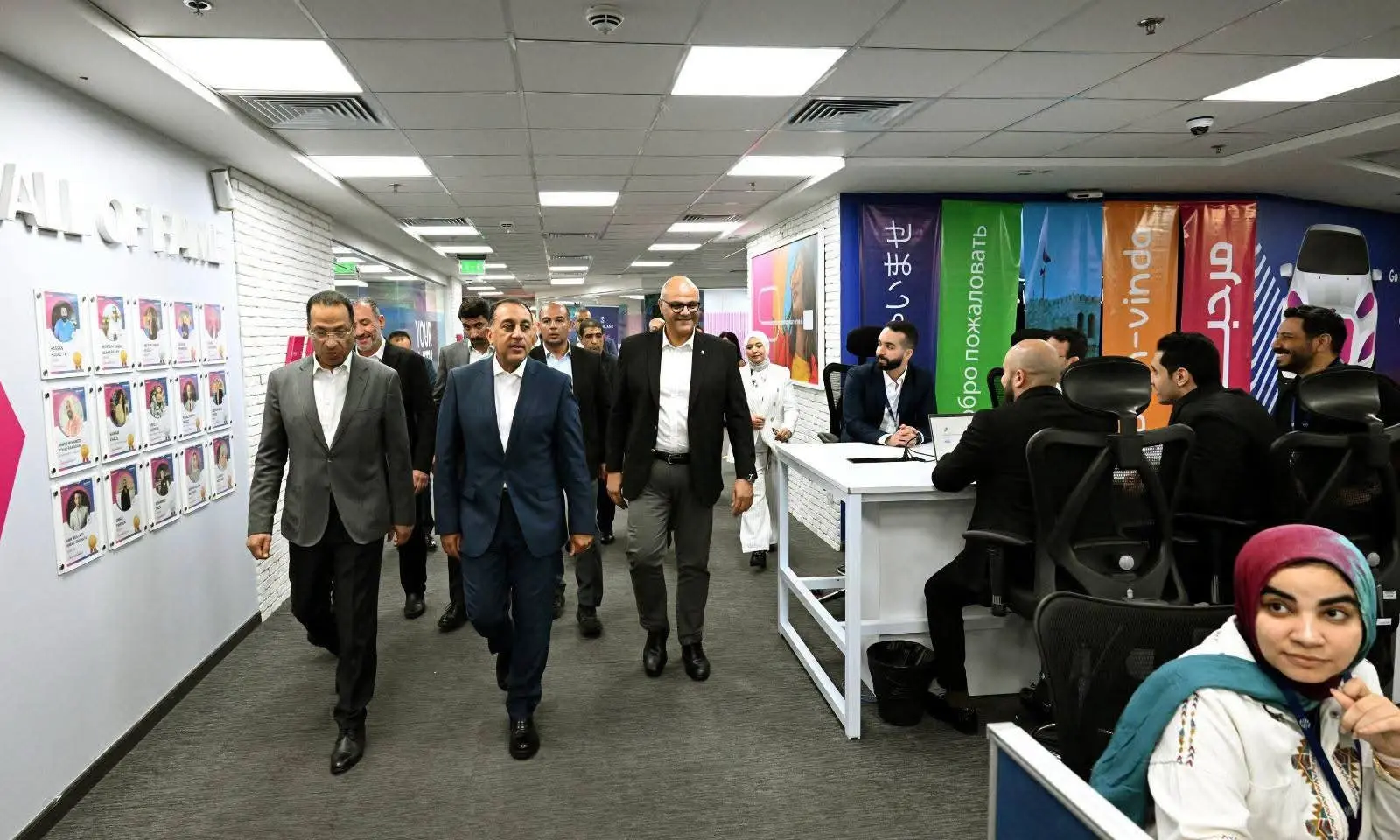 رئيس الوزراء يزور مقر «ساذرلاند» بالإسكندرية ويستمع لقصص نجاح شباب في صناعة التعهيد