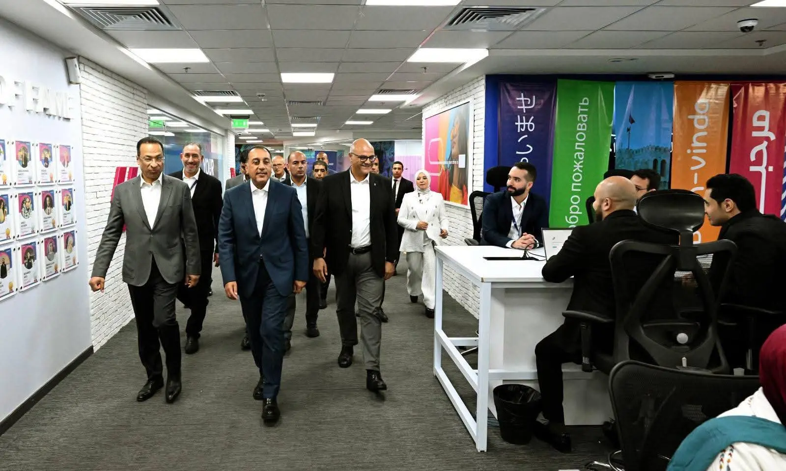 رئيس الوزراء يزور مقر «ساذرلاند» بالإسكندرية ويستمع لقصص نجاح شباب في صناعة التعهيد