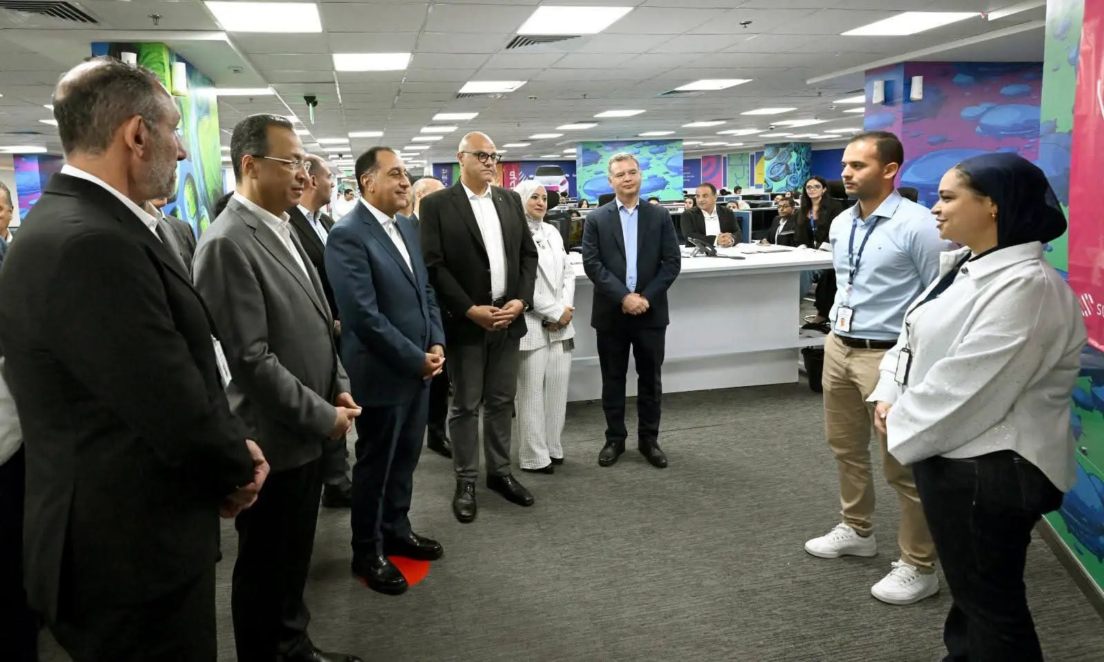 رئيس الوزراء يزور مقر «ساذرلاند» بالإسكندرية ويستمع لقصص نجاح شباب في صناعة التعهيد