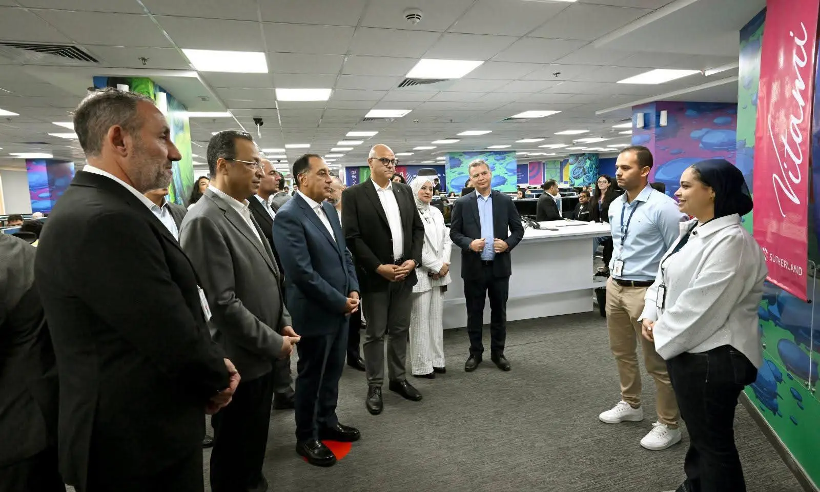 رئيس الوزراء يزور مقر «ساذرلاند» بالإسكندرية ويستمع لقصص نجاح شباب في صناعة التعهيد