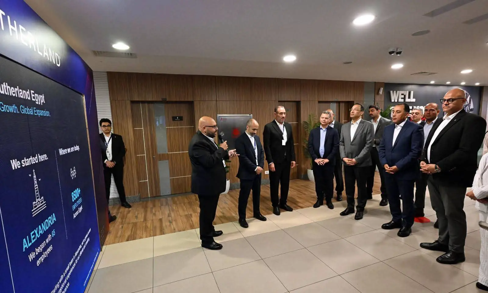 رئيس الوزراء يزور مقر «ساذرلاند» بالإسكندرية ويستمع لقصص نجاح شباب في صناعة التعهيد