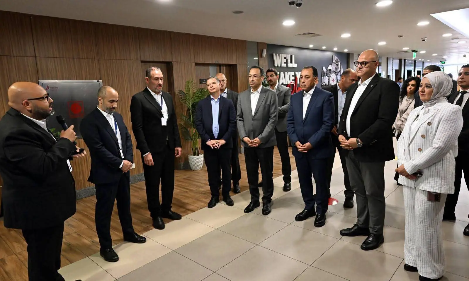 رئيس الوزراء يزور مقر «ساذرلاند» بالإسكندرية ويستمع لقصص نجاح شباب في صناعة التعهيد