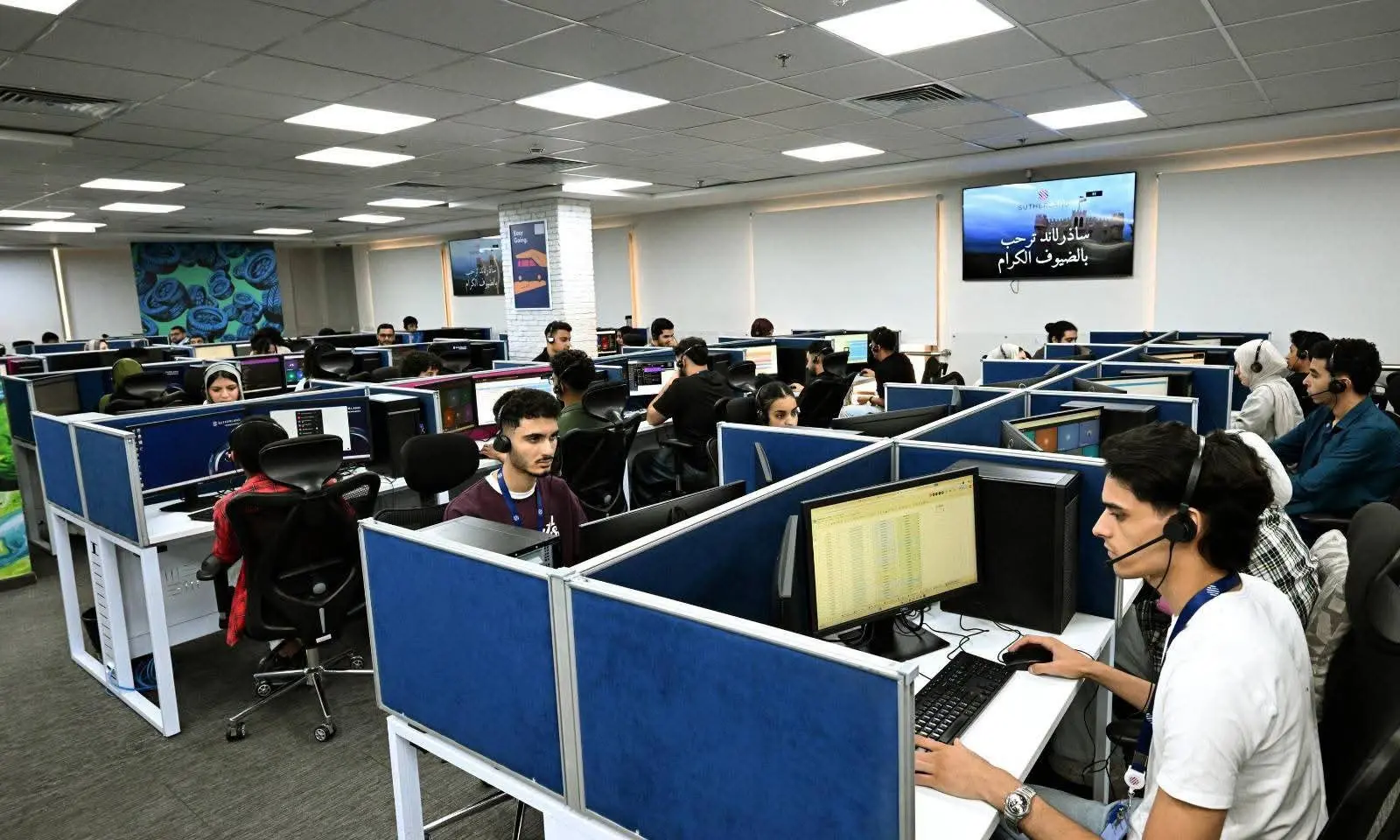 رئيس الوزراء يزور مقر «ساذرلاند» بالإسكندرية ويستمع لقصص نجاح شباب في صناعة التعهيد