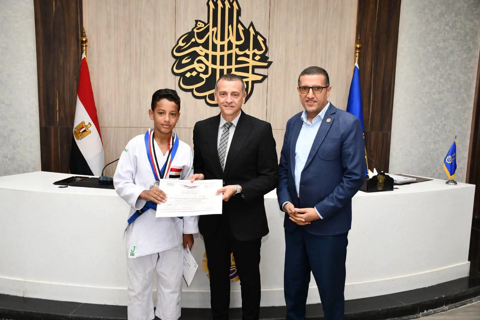محافظ أسوان يكرّم بطل الجودو مازن محمد بعد التتويج بفضية البطولة العربية