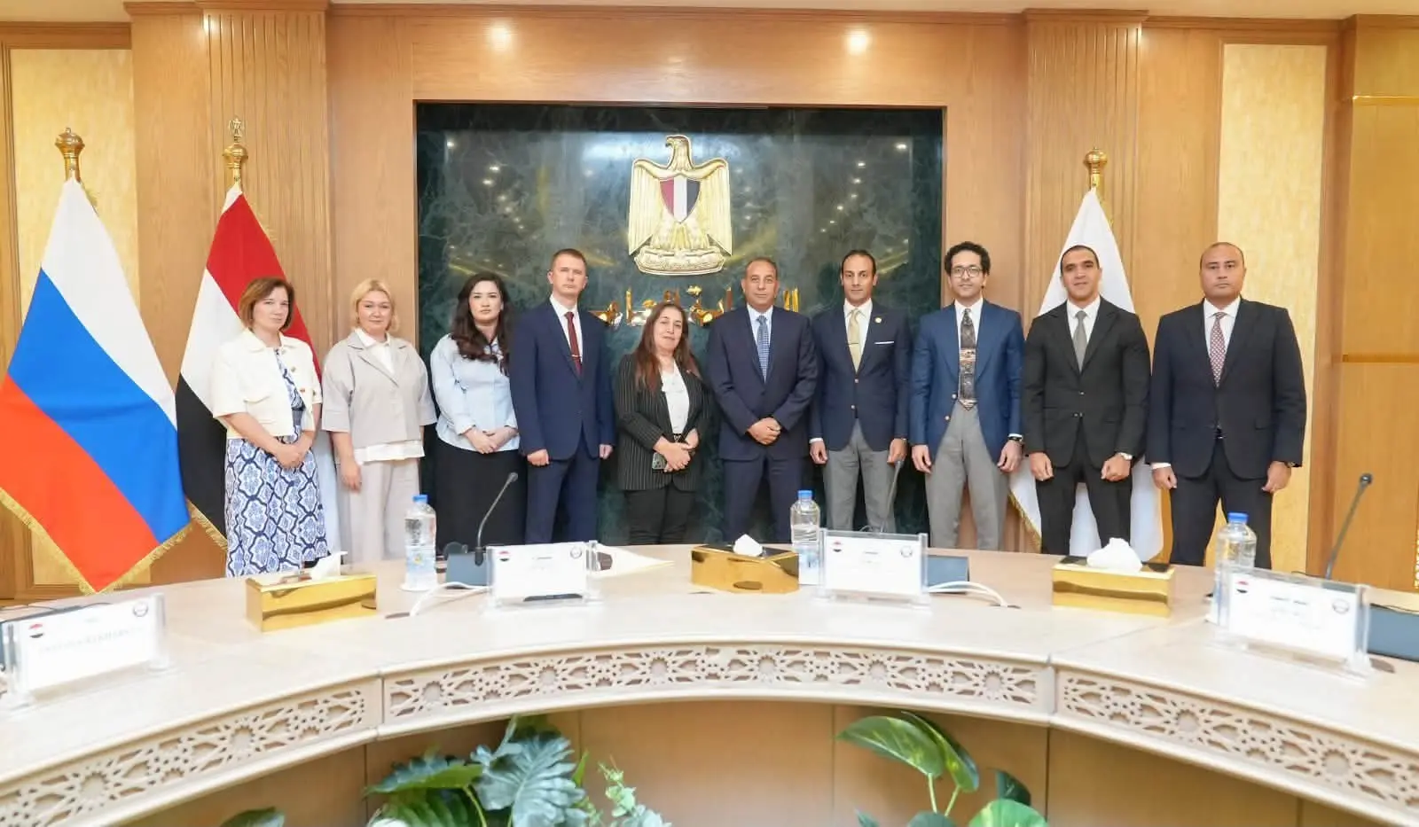 النيابة العامة المصرية والروسية تبحثان تعزيز التعاون الدولي في مكافحة غسل الأموال بحثت النيابة العامة المصرية مع نظيرتها الروسية سبل تعزيز التعاون القضائي الدولي في مواجهة جرائم غسل الأموال والجريمة المنظمة، وذلك في إطار توجيهات المستشار محمد شوقي، النائب العام، بتطوير أوجه التعاون مع النيابات العامة النظيرة وتبادل الخبرات والتجارب في المجالات القضائية المختلفة. ونظمت إدارة التعاون الدولي بمكتب النائب العام، بمشاركة نيابة الشئون الاقتصادية وغسل الأموال، حلقة نقاشية مع وفد النيابة العامة لجمهورية روسيا الاتحادية، تناولت عددًا من الموضوعات المرتبطة بجهود مكافحة جرائم غسل الأموال وآليات تعزيز التعاون بين الجانبين. وتأتي الحلقة النقاشية في إطار حرص النيابة العامة المصرية على توسيع مجالات التعاون القضائي الدولي، بما يواكب التطورات المتسارعة التي تشهدها الجرائم الاقتصادية والمالية، خاصة الجرائم التي تتجاوز حدود الدول وتتطلب تنسيقًا مستمرًا بين الجهات القضائية والأجهزة المختصة. الأطر القانونية لمكافحة غسل الأموال وتناولت المناقشات الأطر القانونية المنظمة لمكافحة جرائم غسل الأموال في كل من مصر وروسيا، إلى جانب استعرا
