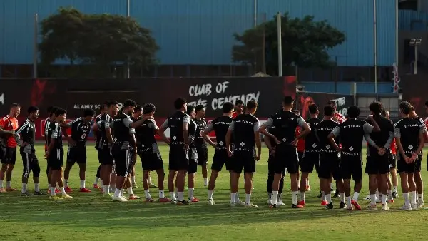 ​تترقب جماهير الكرة المصرية والإفريقية انطلاقة المشوار القاري للنادي الأهلي في بطولة كأس الكونفدرالية الإفريقية للموسم الكروي 2026-2027، حيث يحل المارد الأحمر ضيفاً ثقيلاً على نظيره كيتارا الأوغندي في ذهاب دور الـ32، في مواجهة مرتقبة يسعى خلالها ممثل الكرة المصرية للعودة بنتيجة إيجابية تضمن له قطع شوط كبير نحو التأهل.