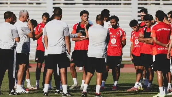 ​تترقب جماهير الكرة المصرية والإفريقية انطلاقة المشوار القاري للنادي الأهلي في بطولة كأس الكونفدرالية الإفريقية للموسم الكروي 2026-2027، حيث يحل المارد الأحمر ضيفاً ثقيلاً على نظيره كيتارا الأوغندي في ذهاب دور الـ32، في مواجهة مرتقبة يسعى خلالها ممثل الكرة المصرية للعودة بنتيجة إيجابية تضمن له قطع شوط كبير نحو التأهل.