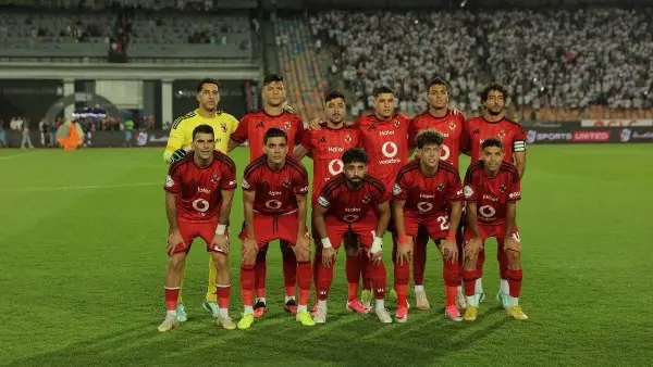 ​تترقب جماهير الكرة المصرية والإفريقية انطلاقة المشوار القاري للنادي الأهلي في بطولة كأس الكونفدرالية الإفريقية للموسم الكروي 2026-2027، حيث يحل المارد الأحمر ضيفاً ثقيلاً على نظيره كيتارا الأوغندي في ذهاب دور الـ32، في مواجهة مرتقبة يسعى خلالها ممثل الكرة المصرية للعودة بنتيجة إيجابية تضمن له قطع شوط كبير نحو التأهل.