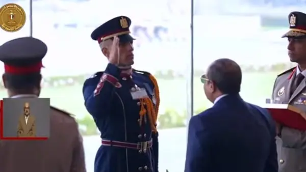 قال الرئيس عبد الفتاح السيسي ، إنه عقب تسليم السلطة للرئيس الراحل محمد مرسي، طلب الأخير من القوات المسلحة توفير ملياري دولار لشراء الوقود للدولة، ثم تقدم بطلب آخر بقيمة ملياري دولار بعد يومين.
