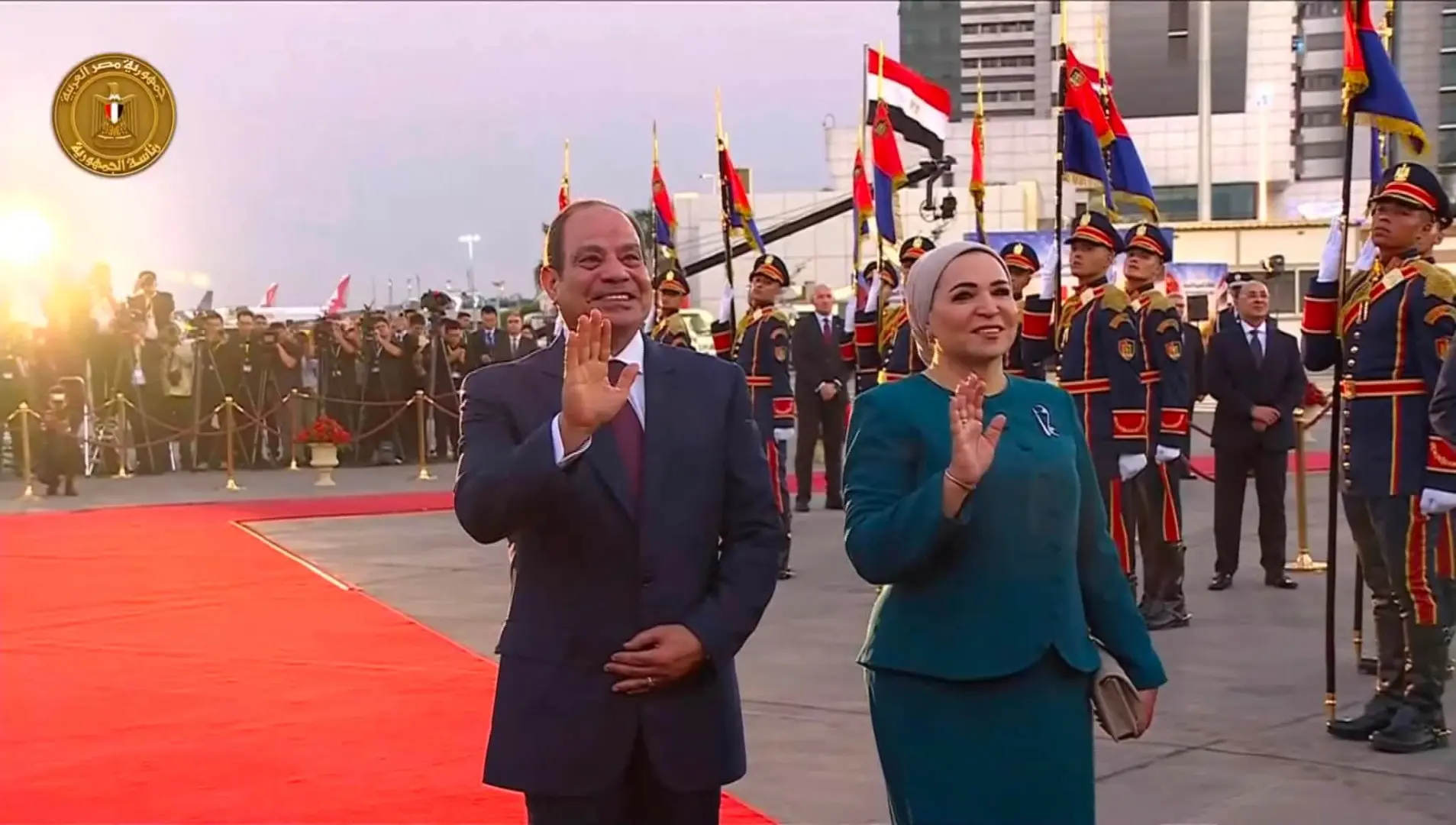 السيسي وقرينته يستقبلان الرئيس الصيني شي جينبينج بمطار القاهرة