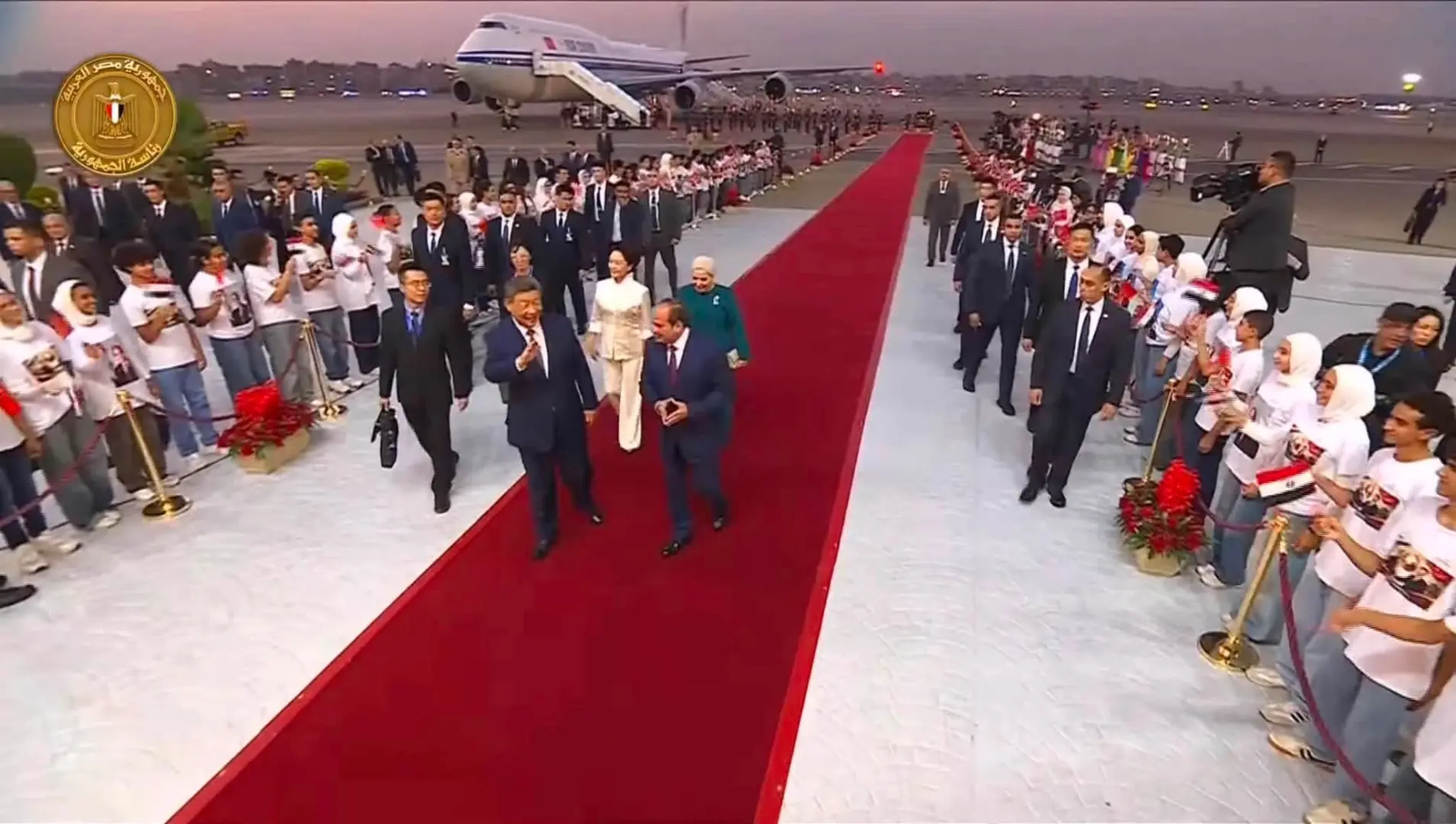 السيسي وقرينته يستقبلان الرئيس الصيني شي جينبينج بمطار القاهرة