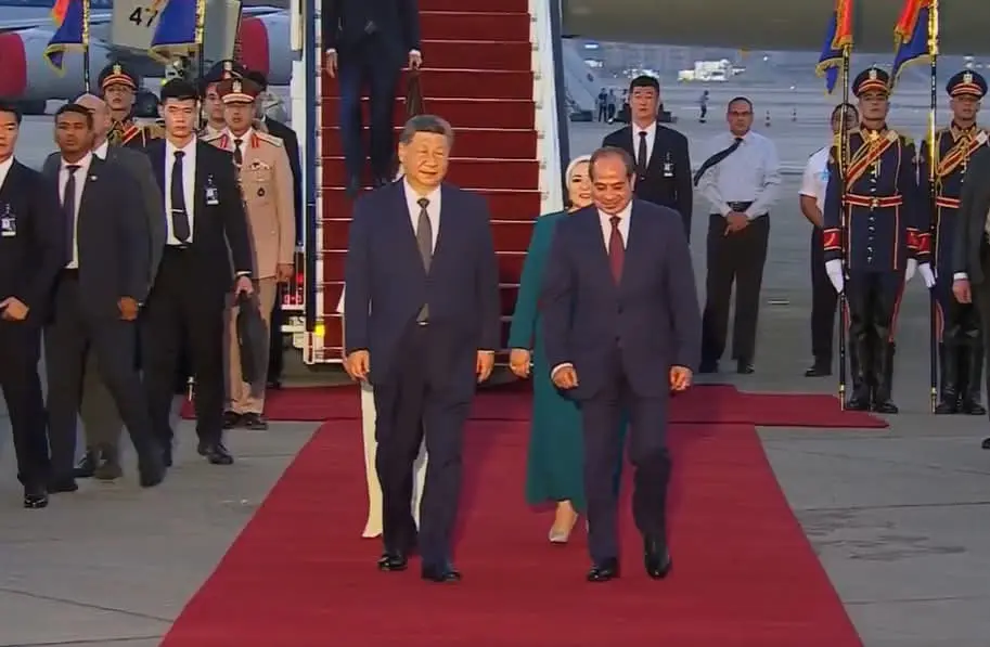 السيسي وقرينته يستقبلان الرئيس الصيني شي جينبينج بمطار القاهرة