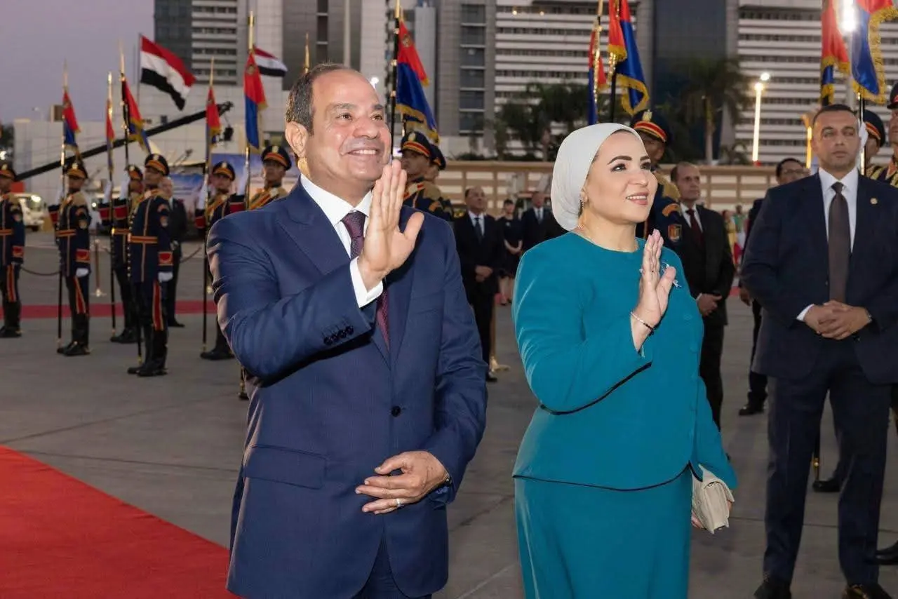 السيسي وقرينته يستقبلان الرئيس الصيني شي جينبينج بمطار القاهرة - 1000839356