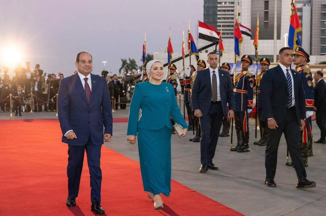السيسي وقرينته يستقبلان الرئيس الصيني شي جينبينج بمطار القاهرة - 1000839358