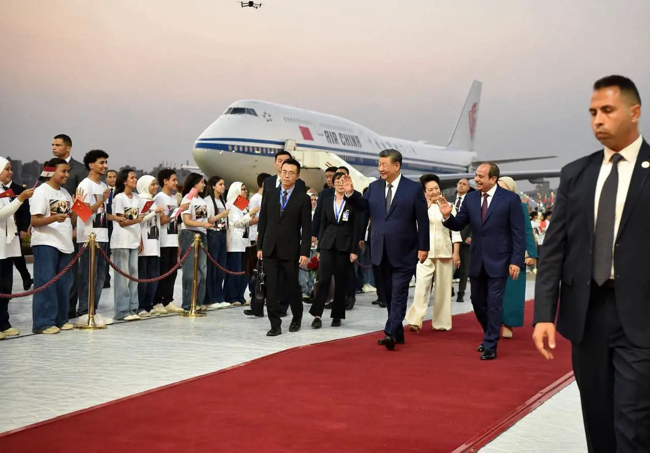 السيسي وقرينته يستقبلان الرئيس الصيني شي جينبينج بمطار القاهرة - 1000839363