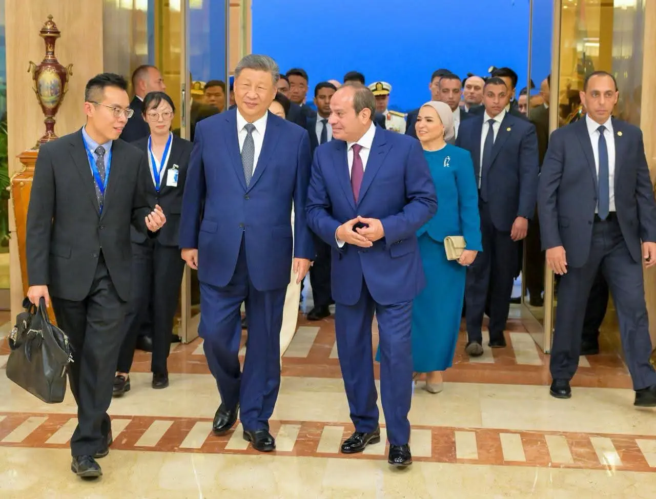 السيدة انتصار السيسي ترحب بالرئيس الصيني وقرينته خلال زيارتهما إلى مصر