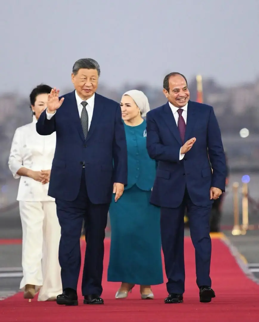 السيسي وقرينته يستقبلان الرئيس الصيني شي جينبينج بمطار القاهرة