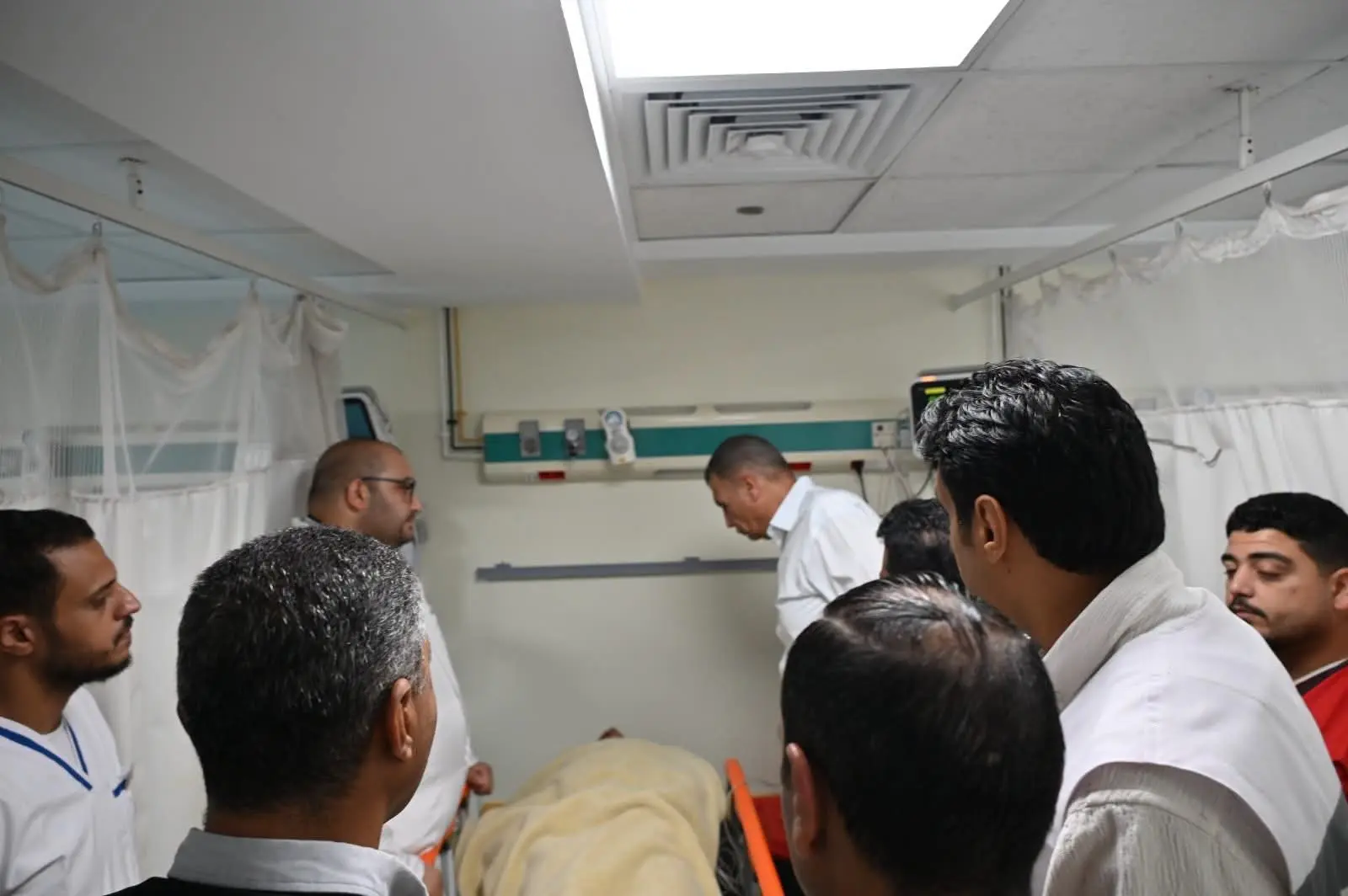 محافظ جنوب سيناء يزور مستشفى شرم الشيخ للاطمئنان على مصابي حادث أتوبيس دهب – نويبع