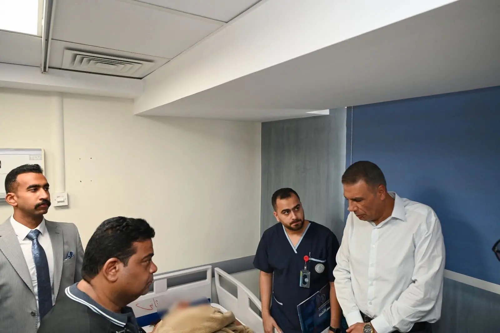 محافظ جنوب سيناء يزور مستشفى شرم الشيخ للاطمئنان على مصابي حادث أتوبيس دهب – نويبع