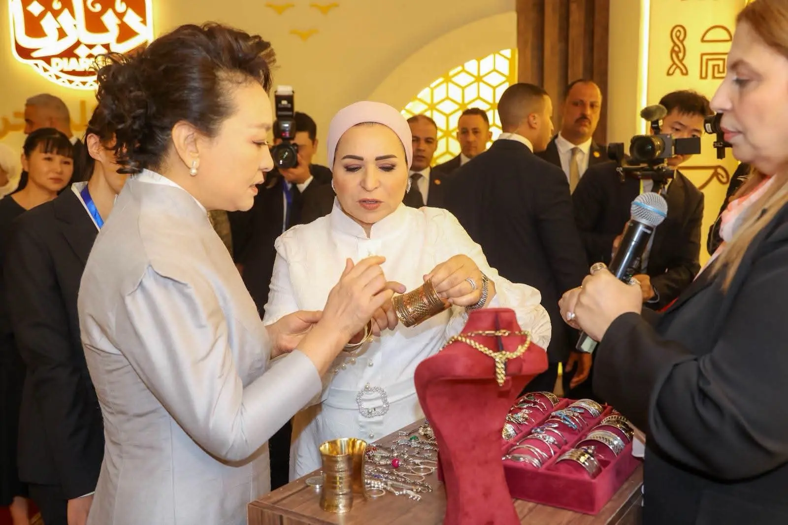 انتصار السيسي: سعيدة باستقبال قرينة الرئيس الصيني في لقاء يجسد عمق العلاقات بين مصر والصين