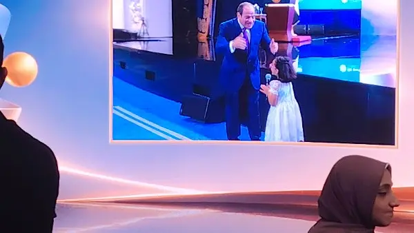منتدى مصر 2026.. الرئيس السيسي يستجيب لأمنية شاب وطفلة بالتقاط صورة معه