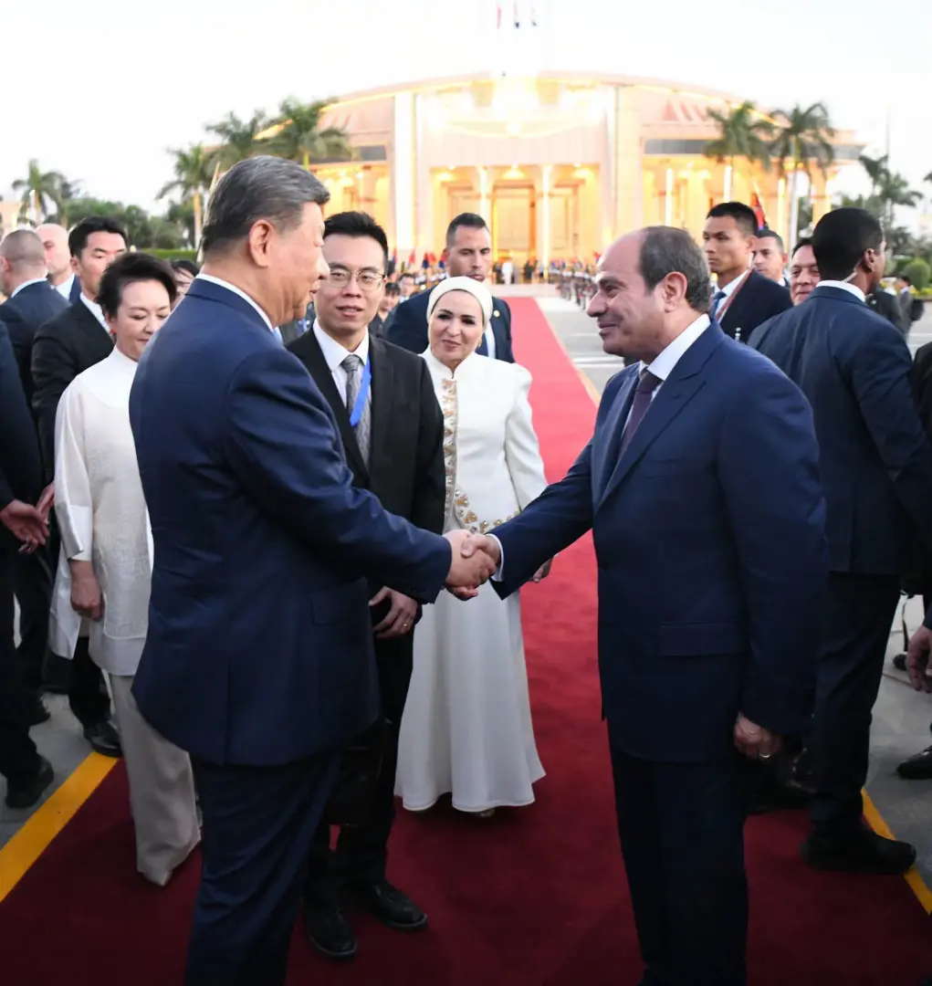 بعد زيارة تاريخية.. السيسي يودع الرئيس الصيني وقرينته بمطار القاهرة الدولي