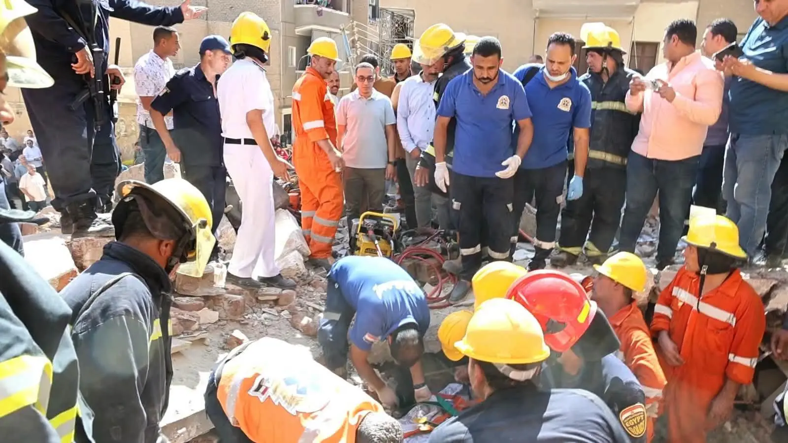 إنقاذ طبيبة من تحت الأنقاض بعد انهيار عقار من 4 طوابق في المنيا