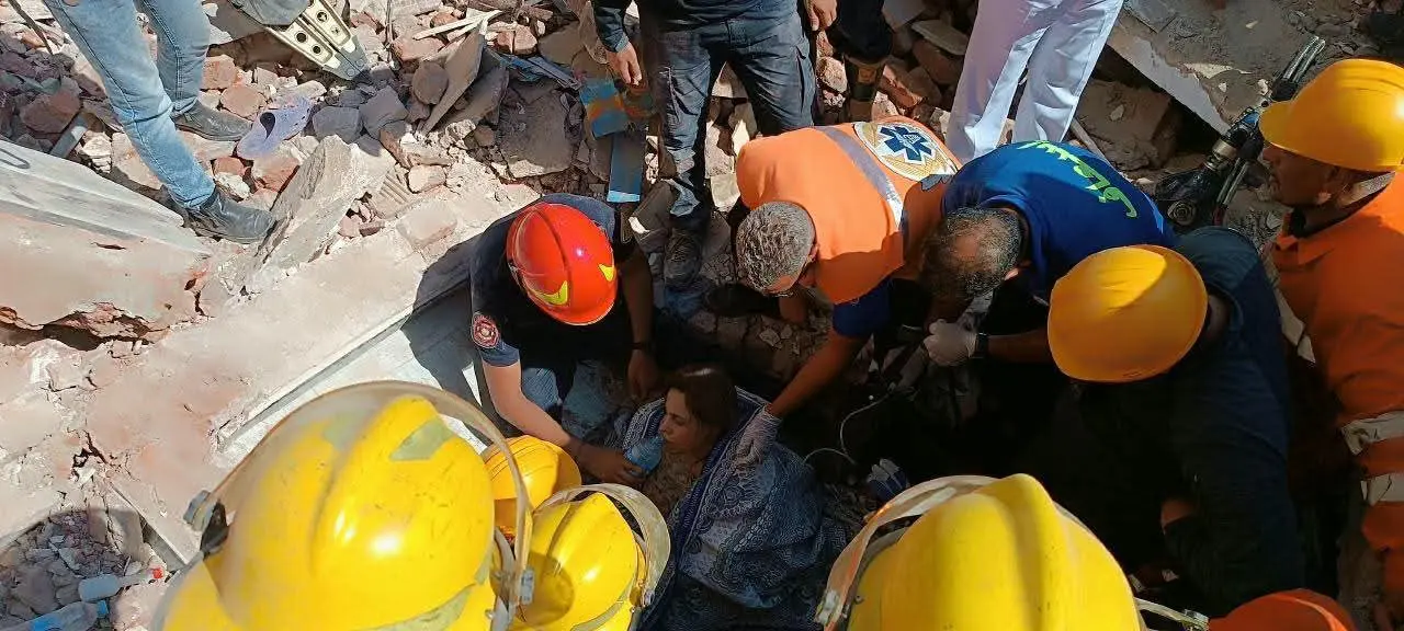 إنقاذ طبيبة من تحت الأنقاض بعد انهيار عقار من 4 طوابق في المنيا
