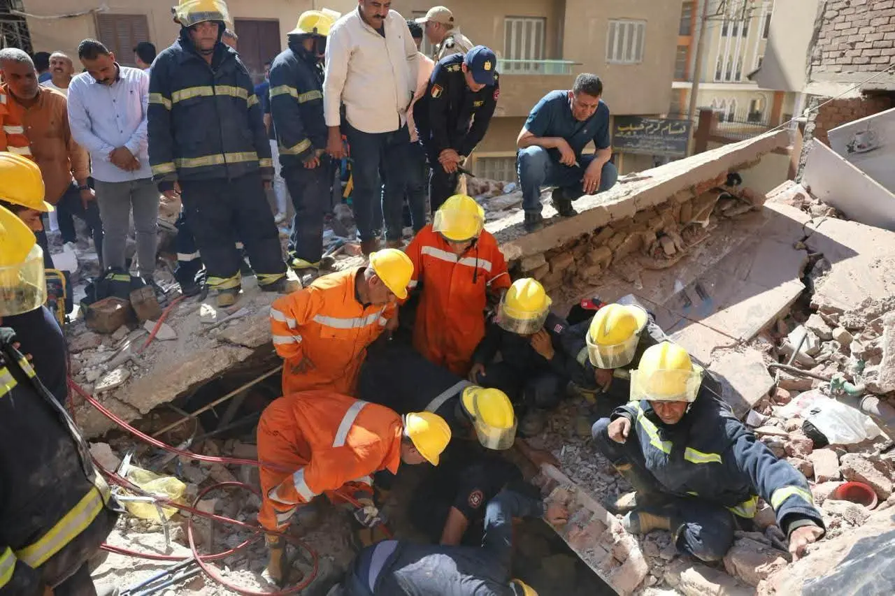 إنقاذ طبيبة من تحت الأنقاض بعد انهيار عقار من 4 طوابق في المنيا