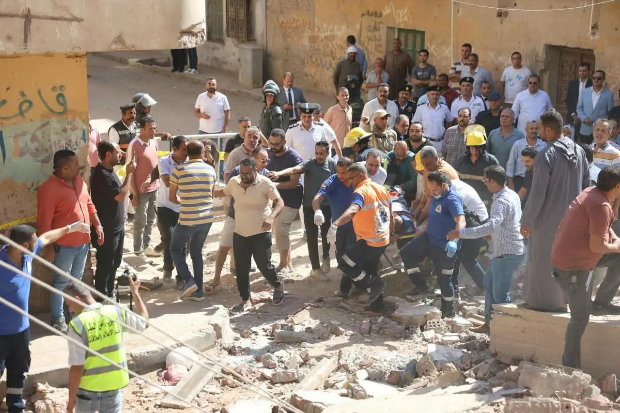 إنقاذ طبيبة من تحت الأنقاض بعد انهيار عقار من 4 طوابق في المنيا