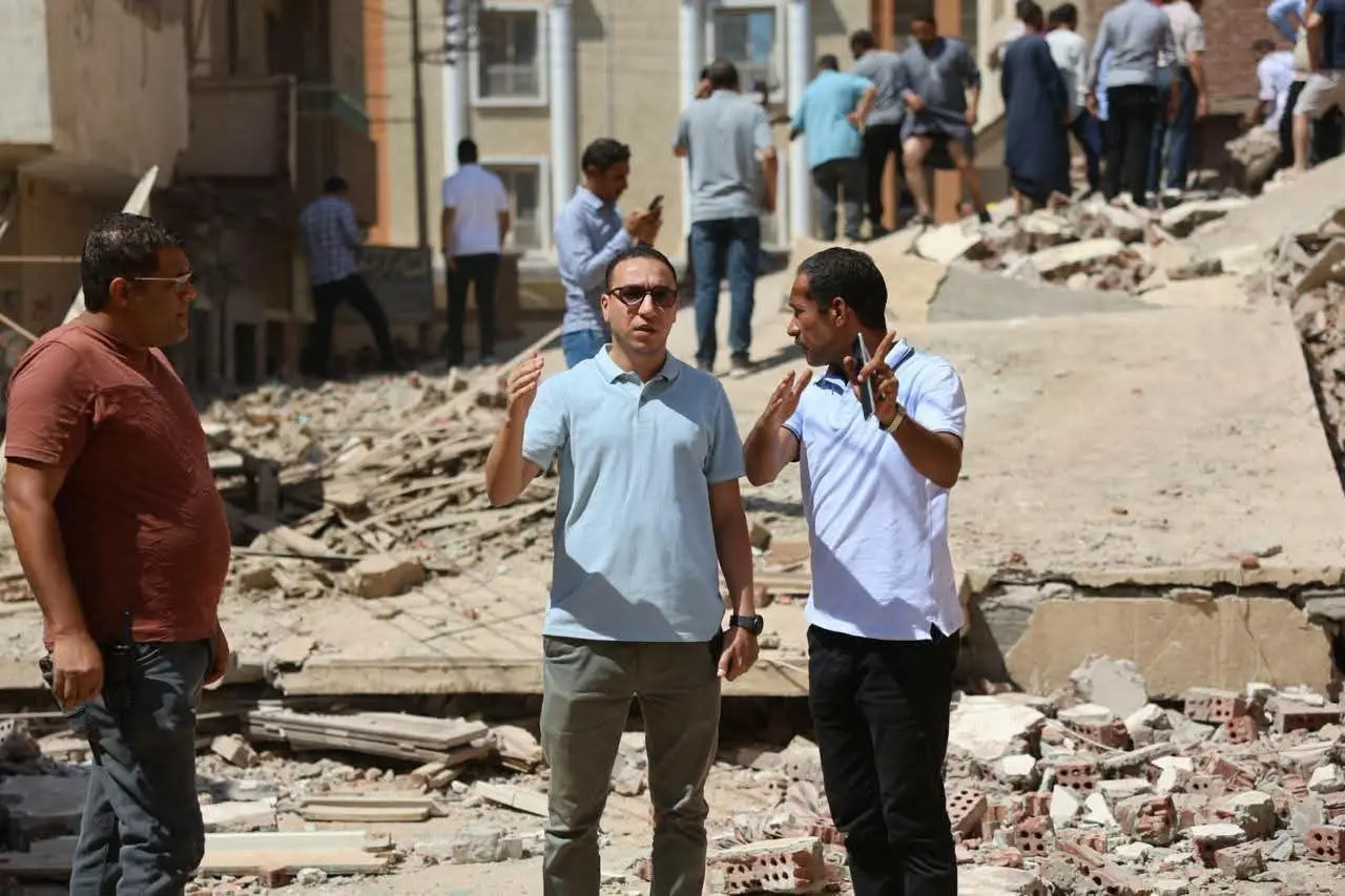 إنقاذ طبيبة من تحت الأنقاض بعد انهيار عقار من 4 طوابق في المنيا