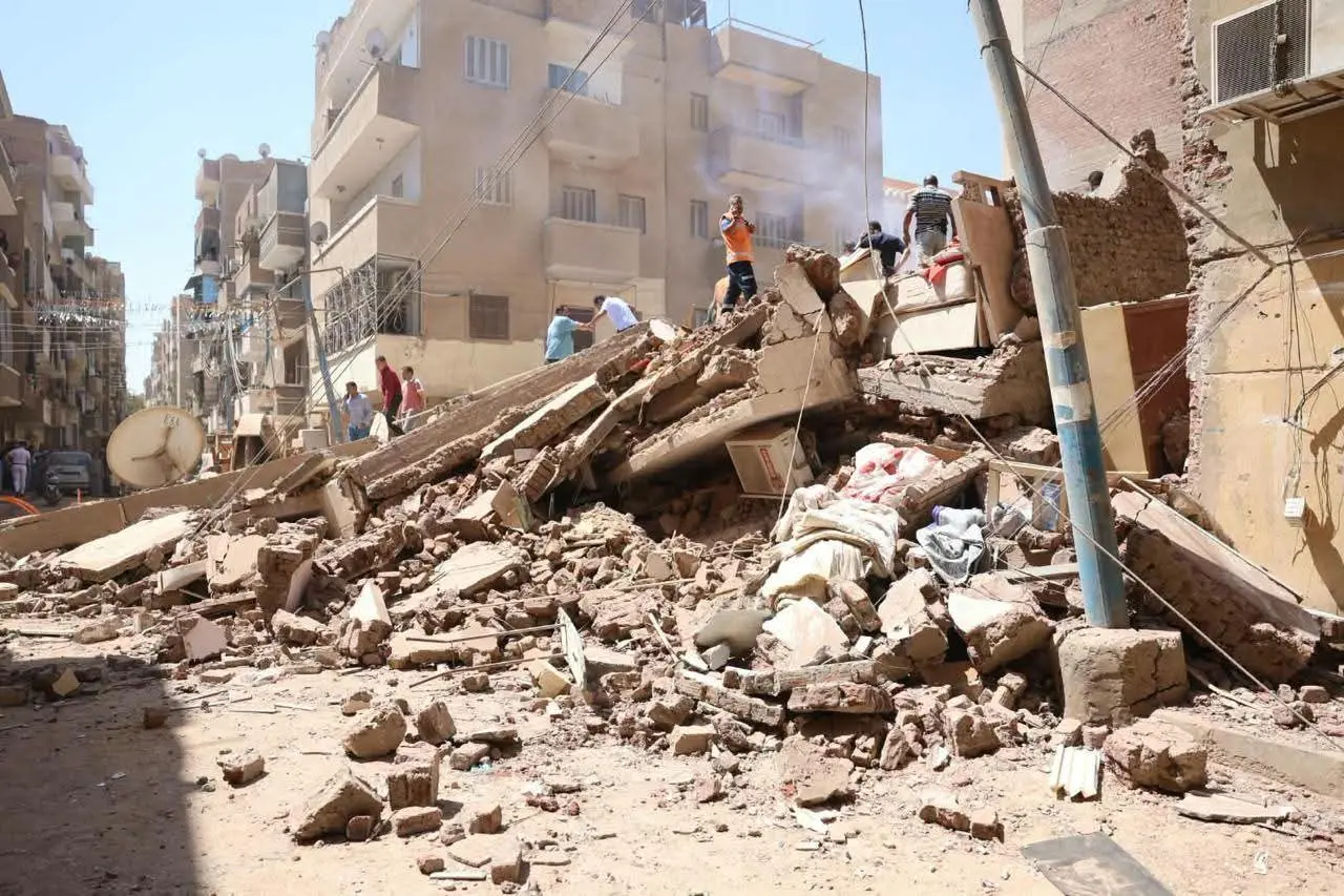 إنقاذ طبيبة من تحت الأنقاض بعد انهيار عقار من 4 طوابق في المنيا