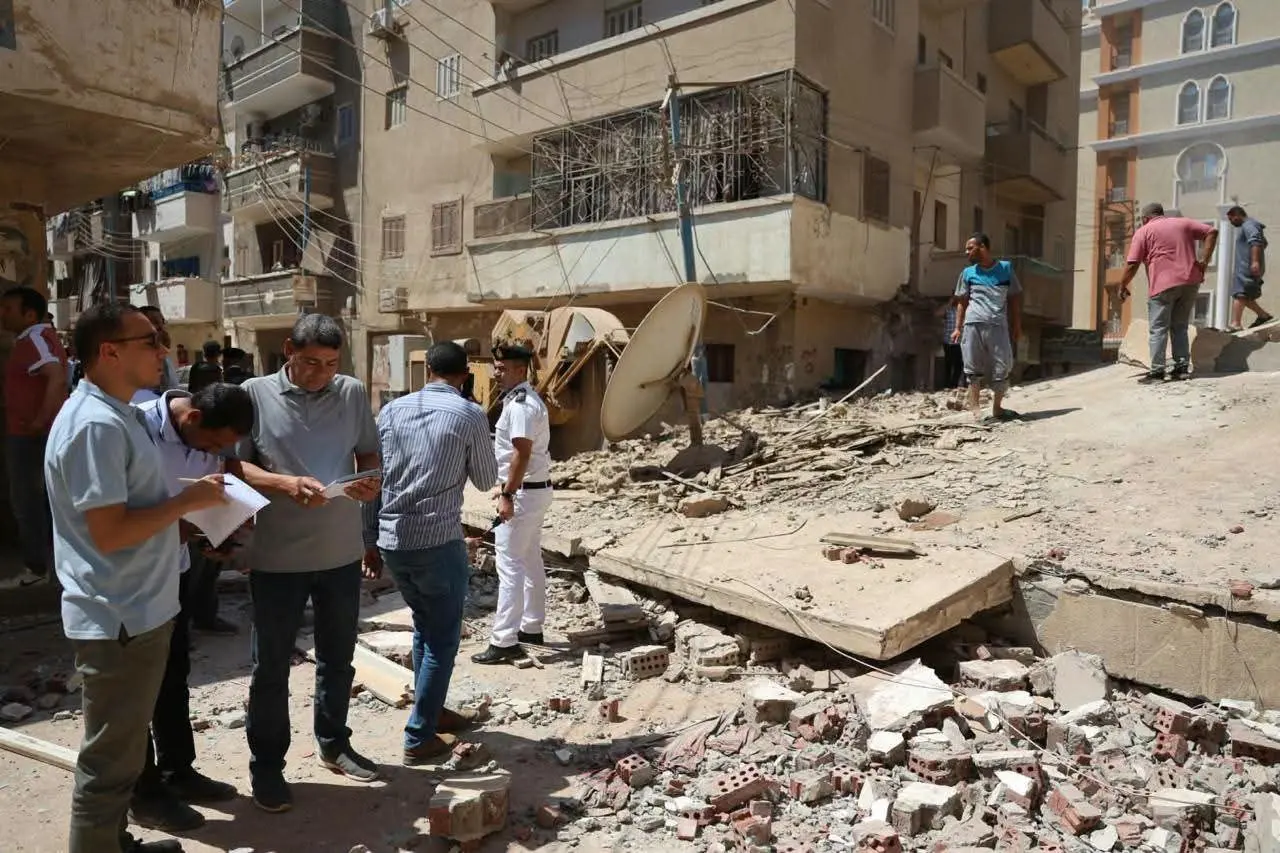 إنقاذ طبيبة من تحت الأنقاض بعد انهيار عقار من 4 طوابق في المنيا