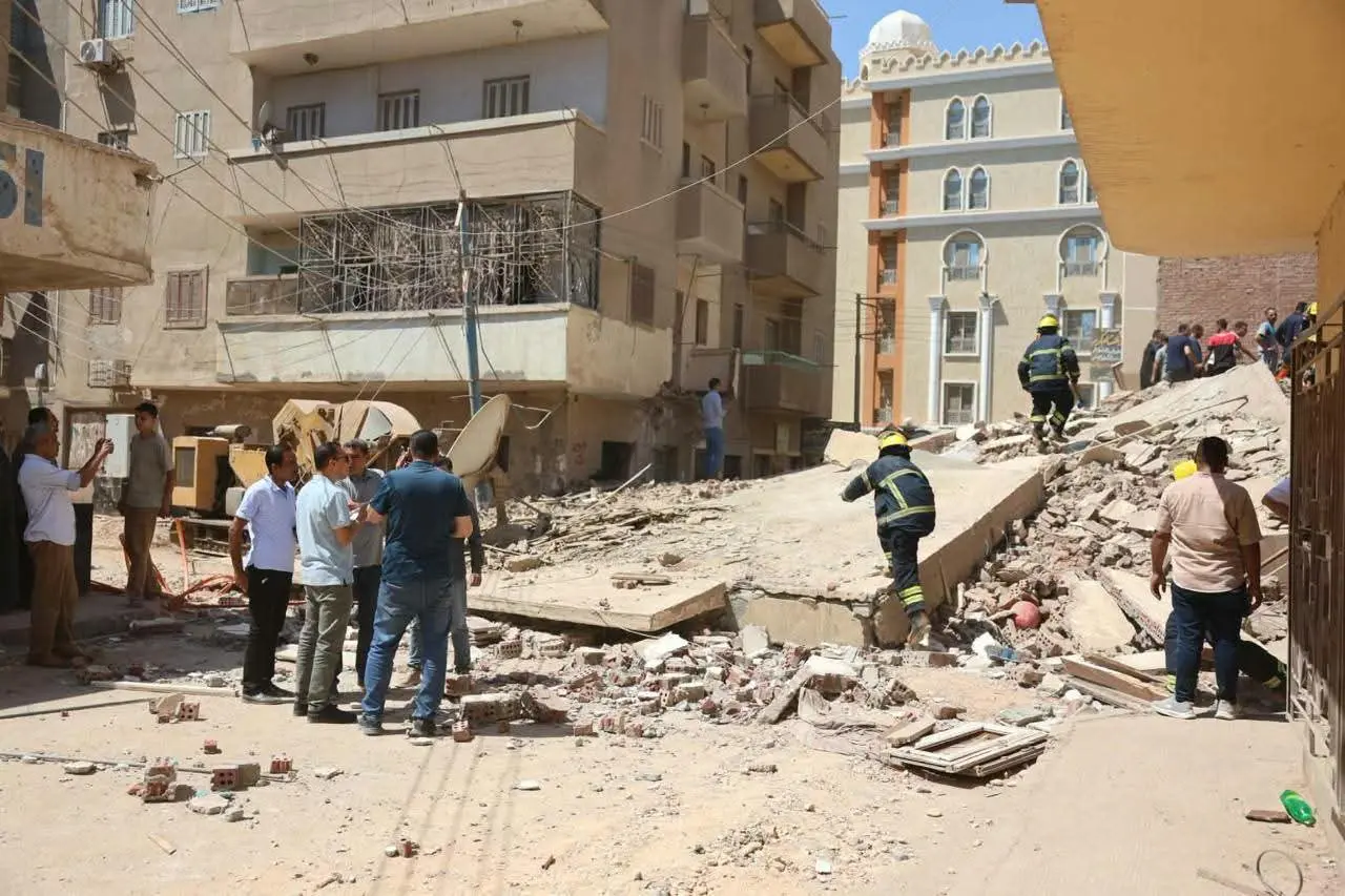 إنقاذ طبيبة من تحت الأنقاض بعد انهيار عقار من 4 طوابق في المنيا