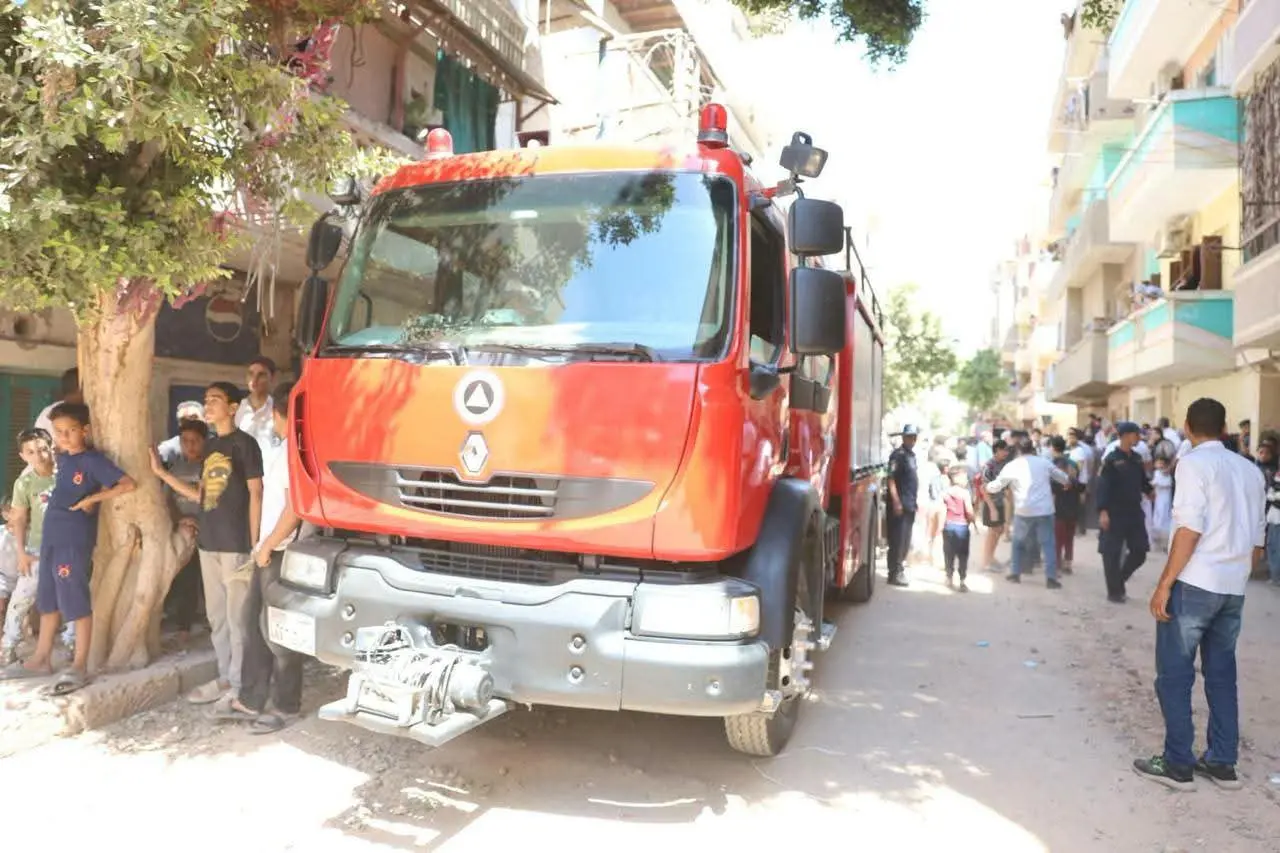 إنقاذ طبيبة من تحت الأنقاض بعد انهيار عقار من 4 طوابق في المنيا