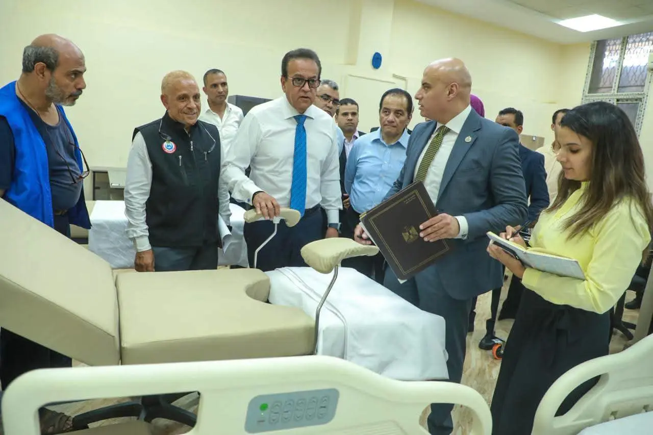 «المخزون في أمان».. وزير الصحة يتفقد مخازن المستلزمات الطبية