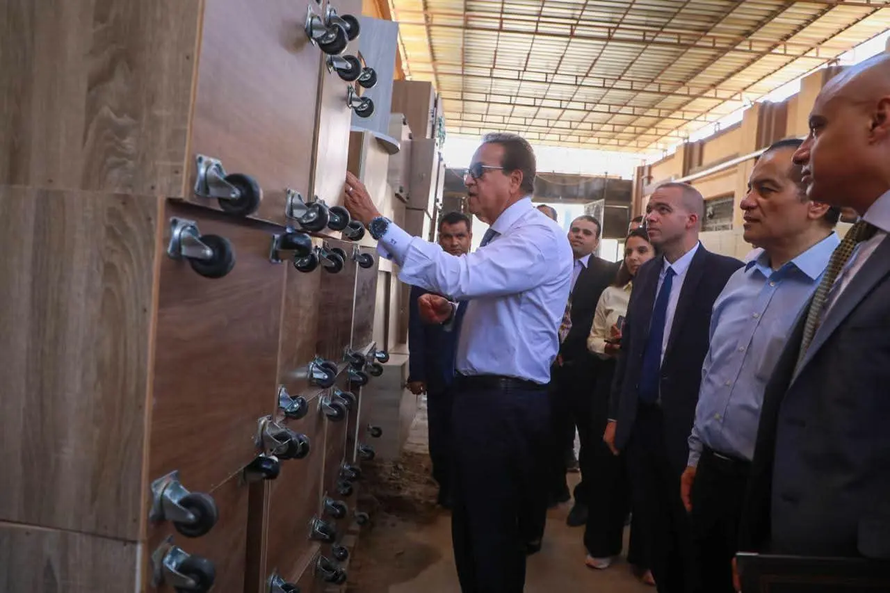 «المخزون في أمان».. وزير الصحة يتفقد مخازن المستلزمات الطبية