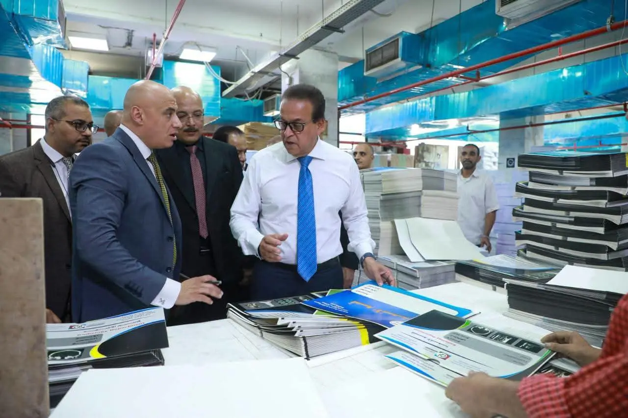 «المخزون في أمان».. وزير الصحة يتفقد مخازن المستلزمات الطبية