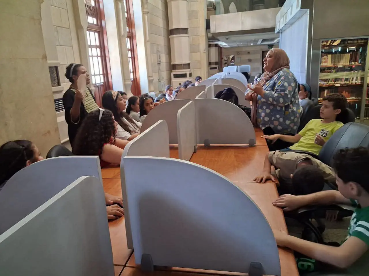 أتوبيس الفن الجميل يحتفي بذكرى نجيب محفوظ بجولة للأطفال في متحف دار الكتب