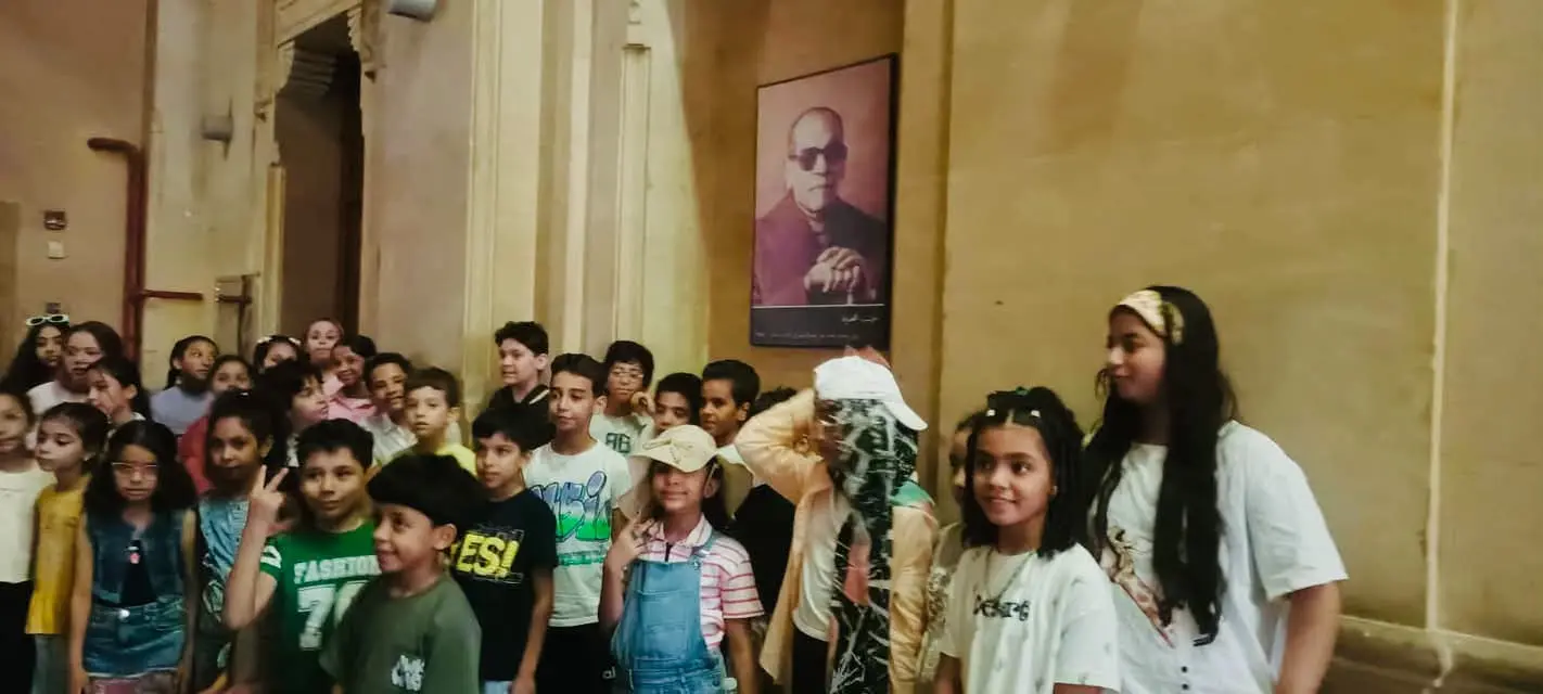 أتوبيس الفن الجميل يحتفي بذكرى نجيب محفوظ بجولة للأطفال في متحف دار الكتب